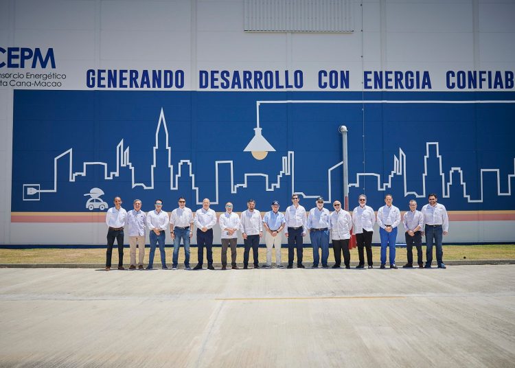 Roberto Herrera junto a ejecutivos del CREES.