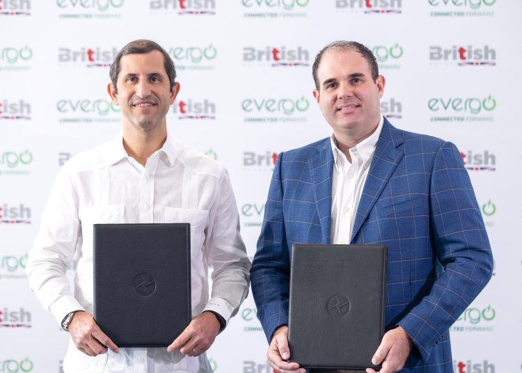 Roberto Herrera y Eduardo Pellerano H. en firma de acuerdo Evergo y British Motors. | Fuente externa.