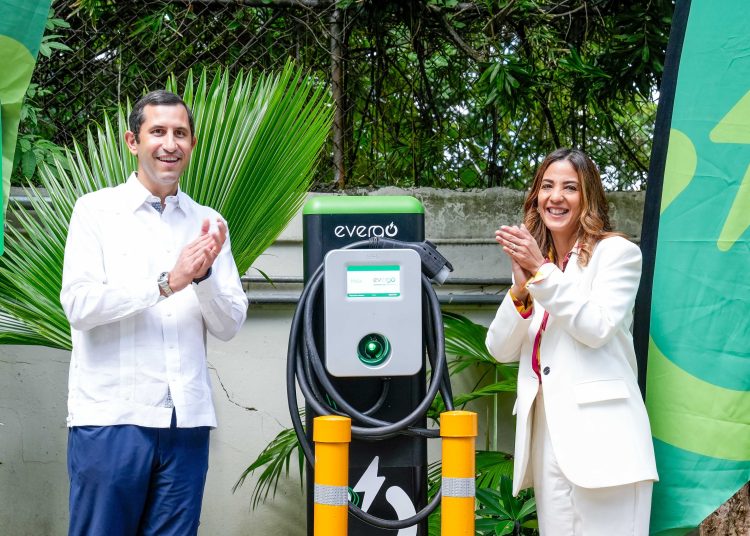 Roberto Herrera y Odile Camilo, en inauguración de estación de carga Evergo en Unibe. | Fuente externa.