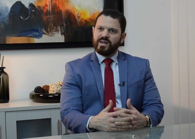 Roberto Mella recordó Ley 155-17 obliga a empresas incluidas en normativa a reportar operaciones sospechosas, conservar registros y suministrar información cuando las autoridades lo requieran.