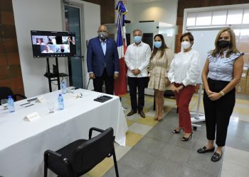 El nuevo ministro de Educación, Roberto Fulcar, junto a miembros de la Ainep. | Fuente externa.