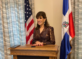 Robin Bernstein fue condecorada este martes por el presidente Luis Abinader.