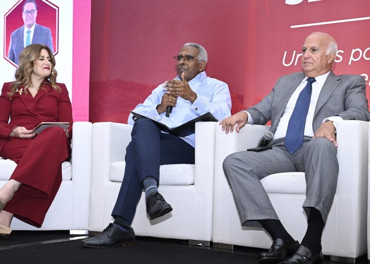 El Foro Eléctrico INTEC-ADIE, considerado uno de los encuentros más relevantes sobre la reforma del sector eléctrico en República Dominicana, reunió a expertos nacionales e internacionales para debatir soluciones viables que garanticen un servicio eléctrico más eficiente. - Fuente externa.