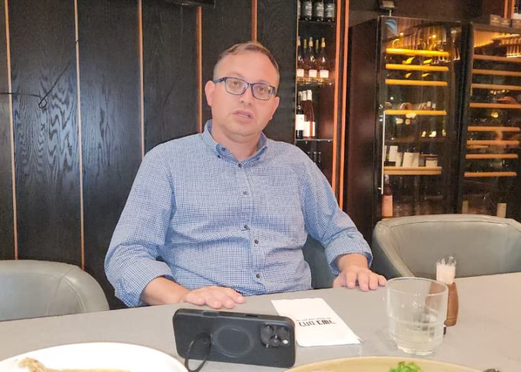 El portavoz de las Fuerzas de Defensa de Israel (FDI), Rony Kaplan, se muestra cauto al responder esta pregunta de elDinero.