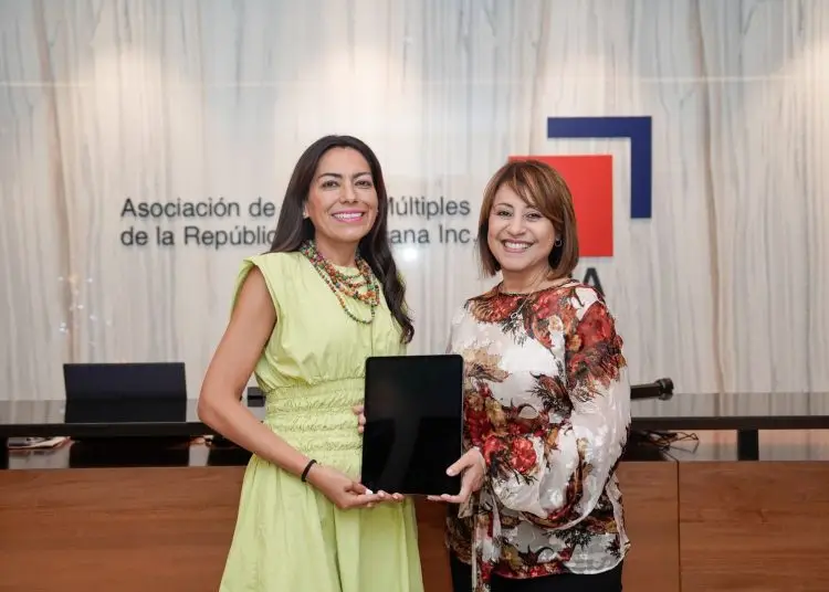 Dicho acuerdo fue firmado, de forma digital, por la presidenta de la ABA, Rosanna Ruiz, y Cristina Cárdenas, Iberoamerica Government Affairs Manager de Coursera.- Fuente externa.