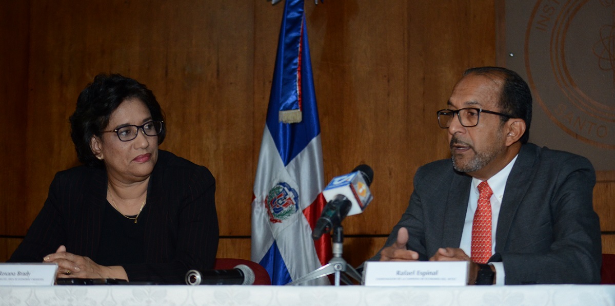 roxana brady, decana interina del Área de economía y negocios del intec, y rafael espinal