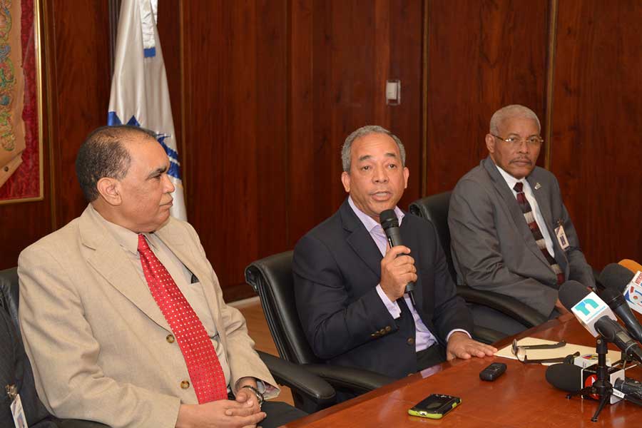 Ruben Bichara, vicepresidente de la CDEEE, ofrece los detalles sobre el pago a los generadores de energía. / LÉSTHER ÁLVAREZ