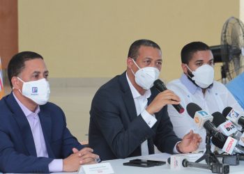 Rueda de prensa del Ministerio de Obras Públicas en la que anunciaron la licitación para la compra de hormigón asfáltico. | Fuente externa.