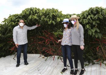 La embajadora de Estados Unidos durante su visita a la finca de café de Induban en Hato Mayor.