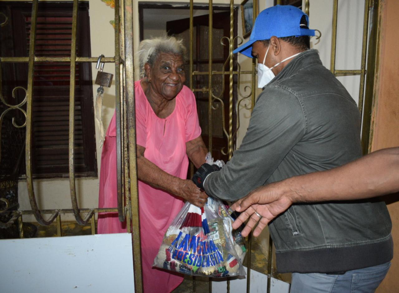 Plan Social de la Presidencia entrega alimentos a familias SDO