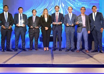 Elianne Vilchez, VP ejecutiva de BVRD, junto a los galardonados.