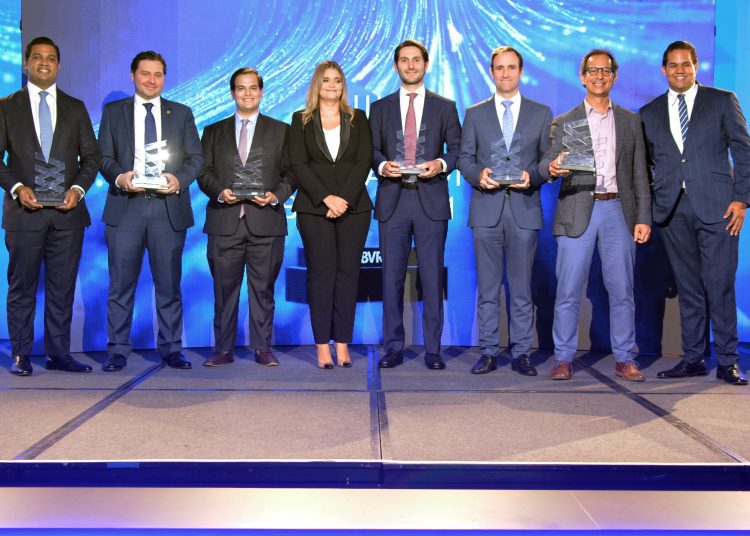 Elianne Vilchez, VP ejecutiva de BVRD, junto a los galardonados.