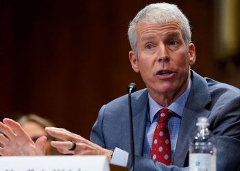 Chris Wright, comparece ante el Senado en medio del debate sobre los precios del combustible.