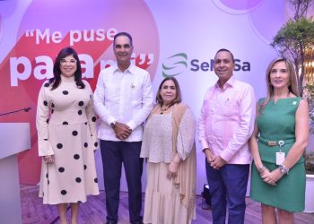 Dra. Ana Simó, Dr. Santiago Hazim, Mirna Pimentel, Gustavo Guilamo y Renata Tolentino.