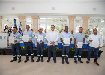 La ceremonia de entrega de las certificaciones contó con la participación de empresas del sector energético.