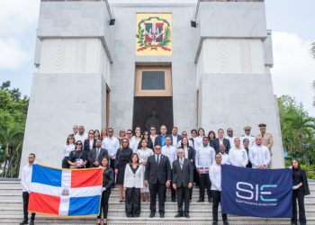 Encabezaron el acto el superintendente de Electricidad, Andrés Astacio, y el director ejecutivo de la CNE, Edward Veras.