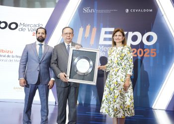 El reconocimiento fue entregado por la vicepresidenta, Raquel Peña, y el superintendente del SIMV, Ernesto Bournigal.