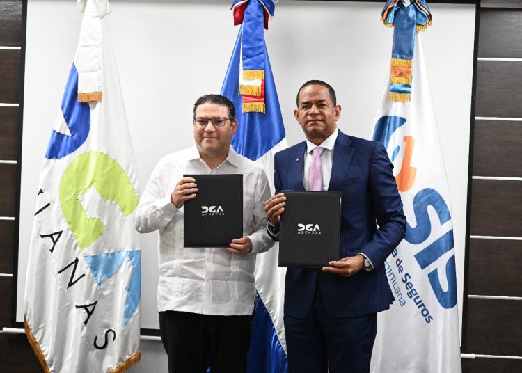 El convenio fue suscrito por el superintendente de Seguros, Julio César Valentín, y el director general de Aduanas, Eduardo José Sanz Lovatón.