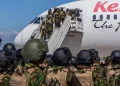 El secretario principal (viceministro) de Seguridad Interna de Kenia, Raymond Omollo, junto a otras autoridades, recibió a los agentes en el Aeropuerto Internacional Jomo Kenyatta (JKIA) de Nairobi.