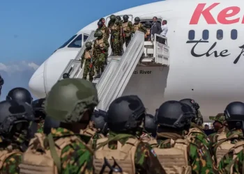El secretario principal (viceministro) de Seguridad Interna de Kenia, Raymond Omollo, junto a otras autoridades, recibió a los agentes en el Aeropuerto Internacional Jomo Kenyatta (JKIA) de Nairobi.