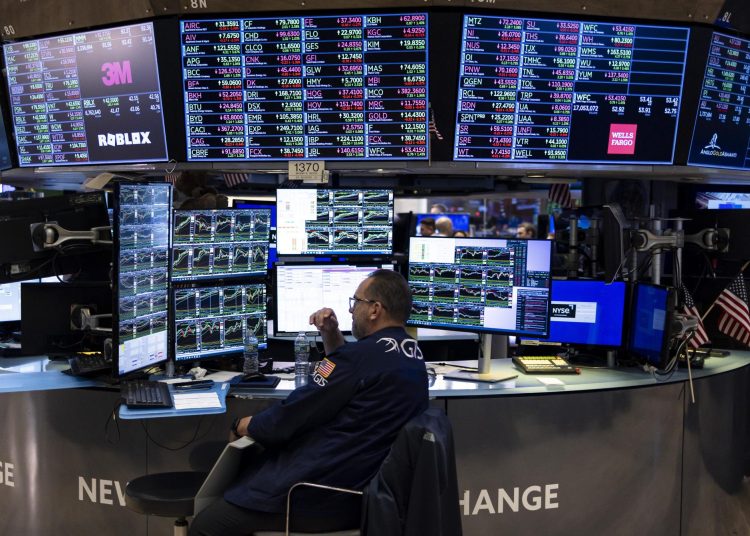 En el plano tecnológico, Apple subía un 1%, mientras que Alphabet bajaba un 0.25% y el fabricante de chips Nvidia retrocedía un 3%.