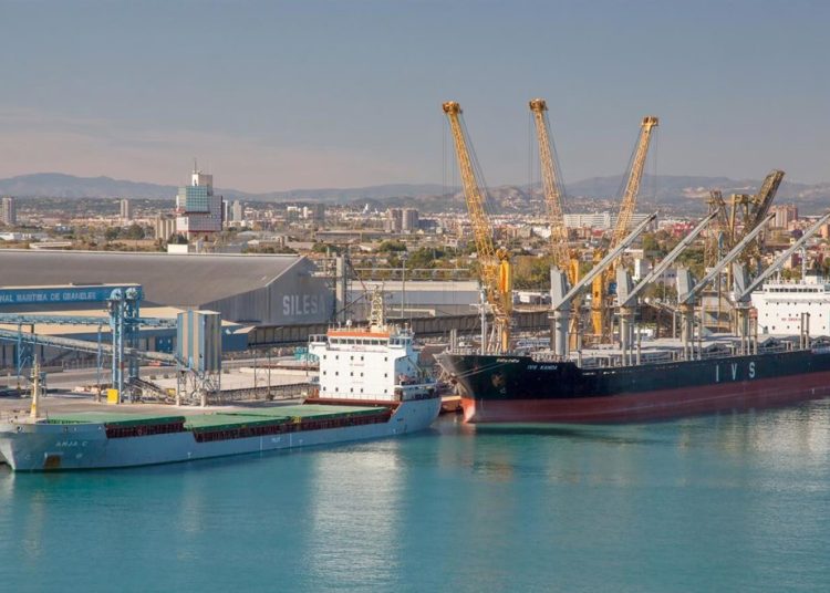 El superávit comercial de productos químicos y afines disminuyó en el segundo y tercer trimestres (€24,700 y €23,000 millones, respectivamente).