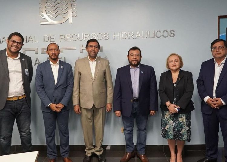 La visita permitió a los representantes de El Salvador conocer las estrategias de comunicación y sensibilización que el Indrhi ha implementado para lograr involucrar a la sociedad en la protección y uso racional del agua.