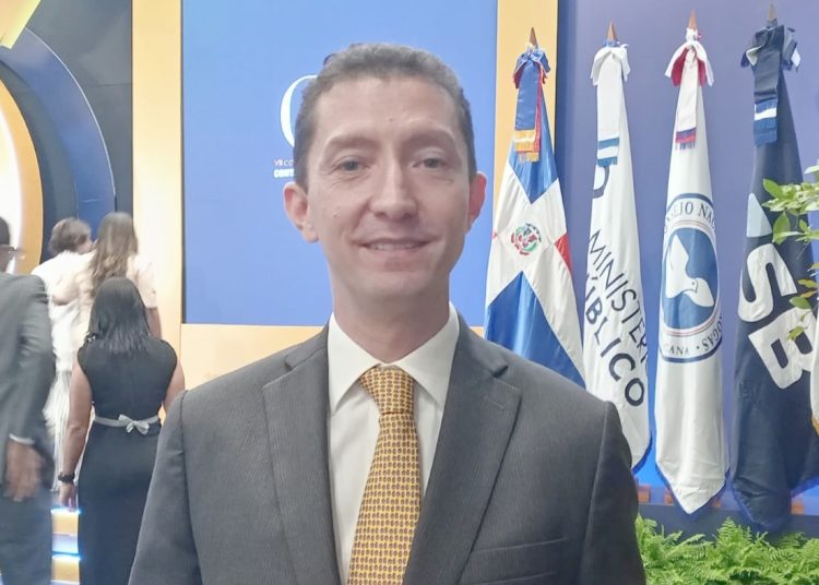 El presidente ejecutivo de Adosafi, añade que este no es un reto exclusivo de la República Dominicana, sino una realidad global en la industria de fondos.