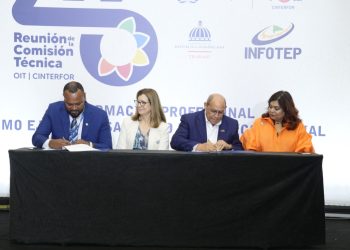Santos Badía y Dos Santos firman el acuerdo. | Fuente externa.
