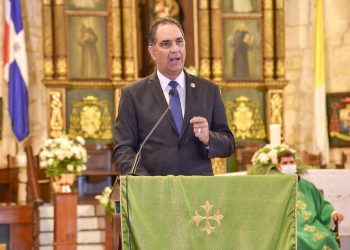 El Dr. Santiago Hazim, director ejecutivo de SeNaSa, durante la pronunciación de sus palabras en la misa de acción de gracias.