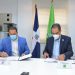 El Dr. Santiago Hazim, director ejecutivo de SeNaSa, y Erick Almonte, presidente de Fenapepro, durante la firma del acuerdo.
