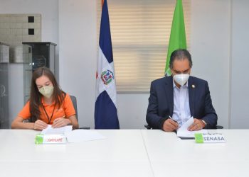 La presidenta de Jompéame, Katherine Nicole Motyka de León, y el director ejecutivo de la ARS Estatal, Dr. Santiago Hazim.