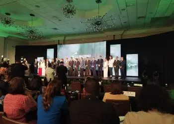 Los firmantes reconocen los desafíos ambientales, sociales y económicos que enfrentan, y se comprometen a integrar la sostenibilidad en sus estrategias y operaciones.