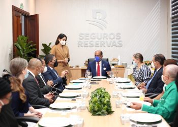 El vicepresidente ejecutivo de Seguros Reservas, Víctor Rojas, compartió con periodistas del área económica. | Lésther Álvarez