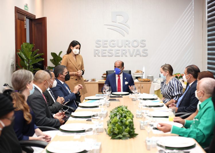 El vicepresidente ejecutivo de Seguros Reservas, Víctor Rojas, compartió con periodistas del área económica. | Lésther Álvarez