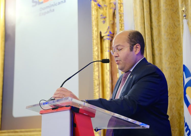 El secretario general de Semana Dominicana, Servando Santana.- Fuente externo.