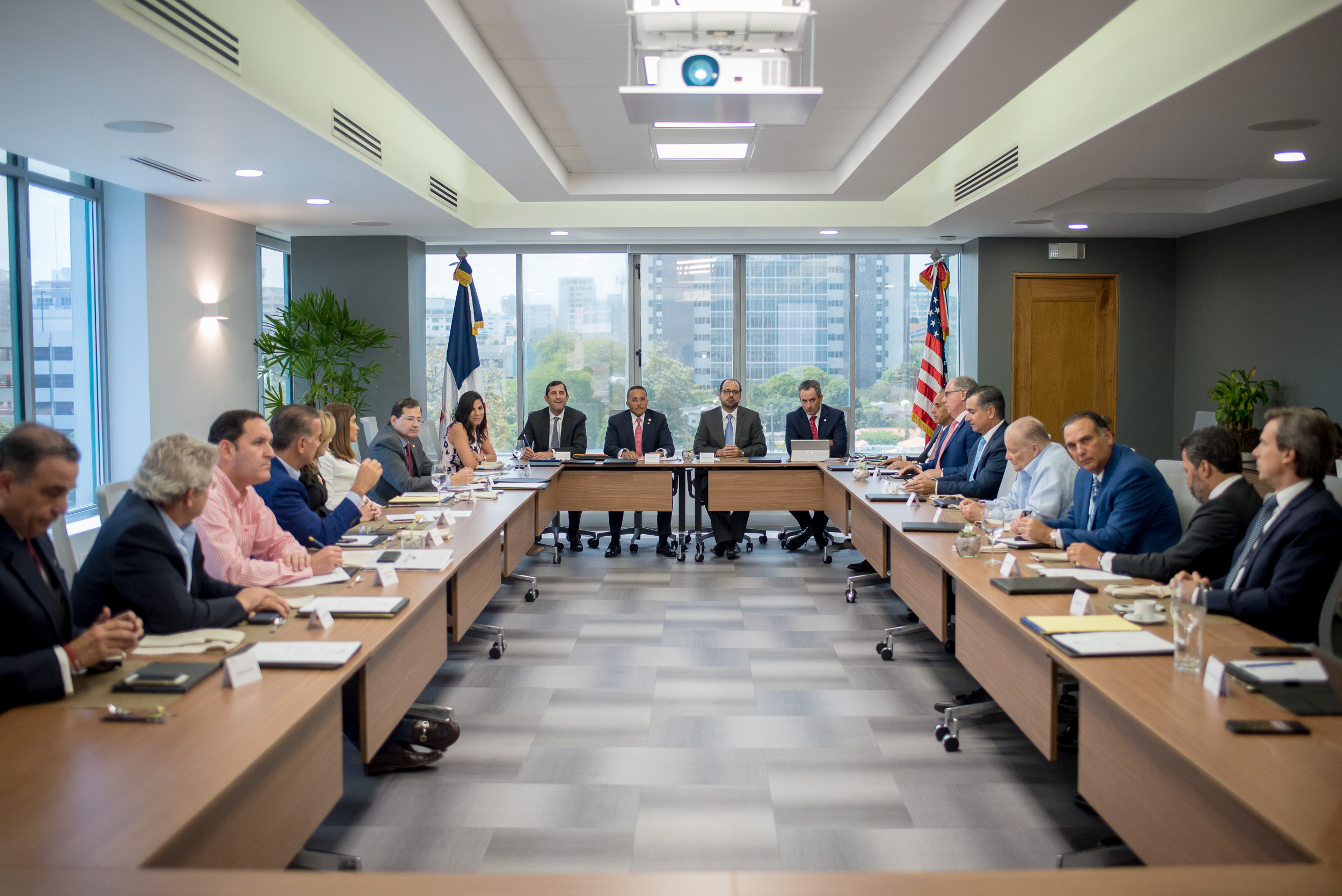 sesión de trabajo del consejo directivo de amchamdr.