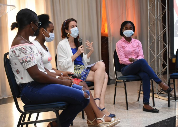 Marianne Cortés expone el tema junto varias de las adolescentes que forman parte de los programas