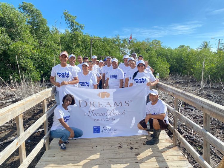 Siembra de Manglares Playa Macao por el hotel Dreams Macao Punta Cana. | Fuente externa.
