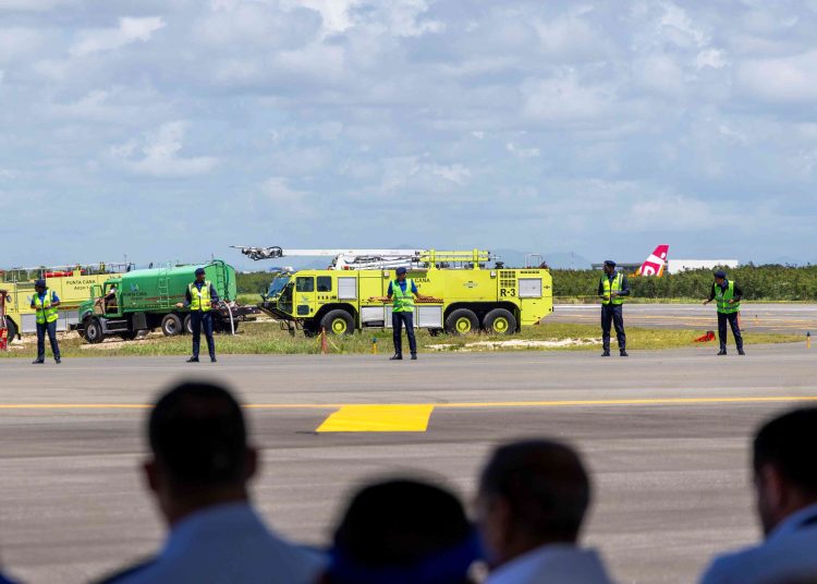 Simulacro de emergencia aérea realizado en el Aeropuerto de Punta Cana durante la Semana de la Seguridad Operacional.