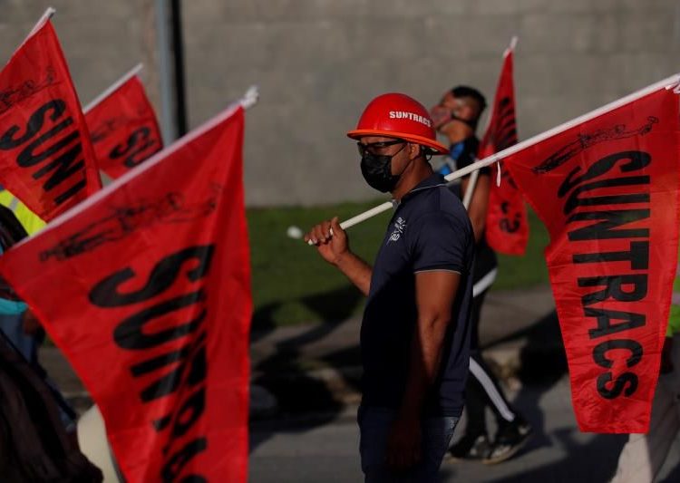Protesta del sindicato de trabajadores de Panamá, en la que exigieron el mantenimiento de los empleos durante la cuarentena recién impuesta en ese país para controlar los rebrotes de covid-19. | EFE.