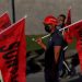 Protesta del sindicato de trabajadores de Panamá, en la que exigieron el mantenimiento de los empleos durante la cuarentena recién impuesta en ese país para controlar los rebrotes de covid-19. | EFE.