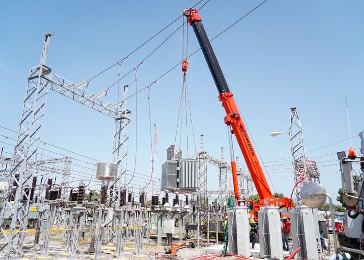 Expertos abogan por fortalecer la resiliencia del sistema eléctrico durante un conversatorio de la ADIE.