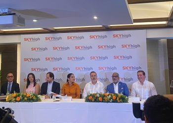 Sky High durante la presentación de la nueva ruta aérea.| Diara Rosario.