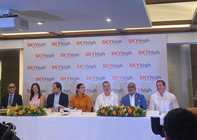 Sky High durante la presentación de la nueva ruta aérea.| Diara Rosario.