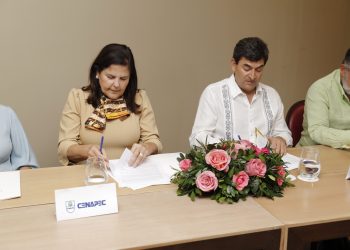 Sonia Villanueva de Brouwer y Daniel Hernández mientras firmaban acuerdo.