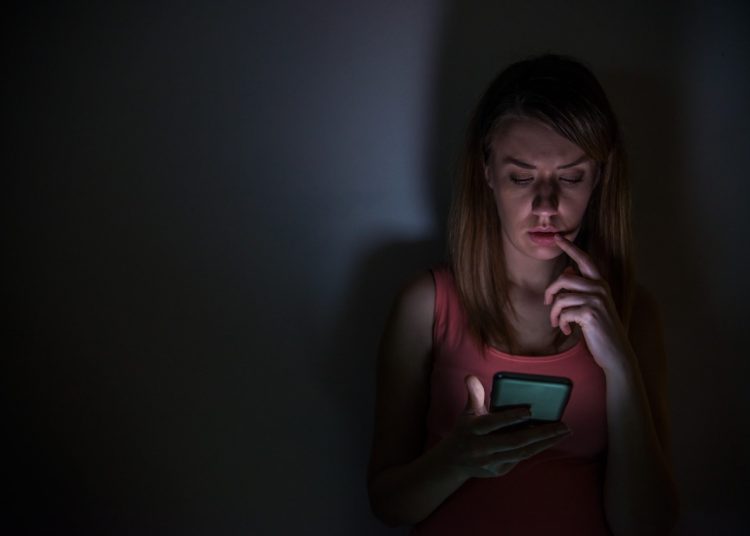 “El stalkerware permite a parejas controlar mensajes, ubicación y cámaras de las víctimas; expertos recomiendan reforzar la seguridad digital.”