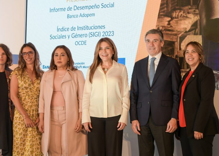 Stephanie García Van Gool, Bathylle Missika, Mayra Jiménez, Carolina Mejía, Javier Flores y Mercedes Canalda . | Fuente externa.