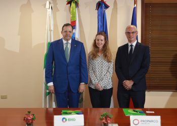 Steven Puig, presidente del Banco BHD; Virginie Diaz, directora de la AFD y Valéry Vicini, director regional de Proparco