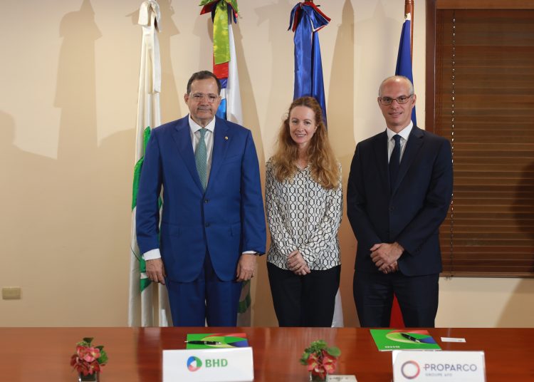 Steven Puig, presidente del Banco BHD; Virginie Diaz, directora de la AFD y Valéry Vicini, director regional de Proparco